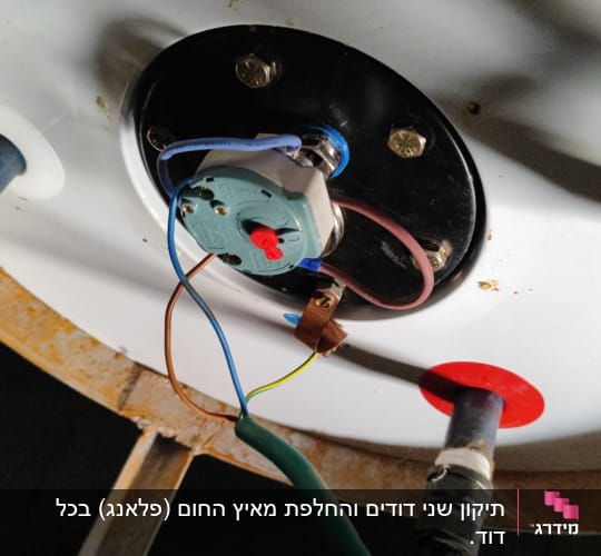חלקים פנימיים של דוד שמש עם חיבורים וצינורות